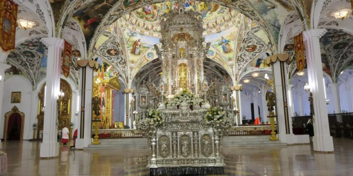 13. Oktober. Corpus-Christi-Fest. Kathedrale Unserer Gekrönten Mutter von Palmar, El Palmar de Troya, Sevilla – Spanien.